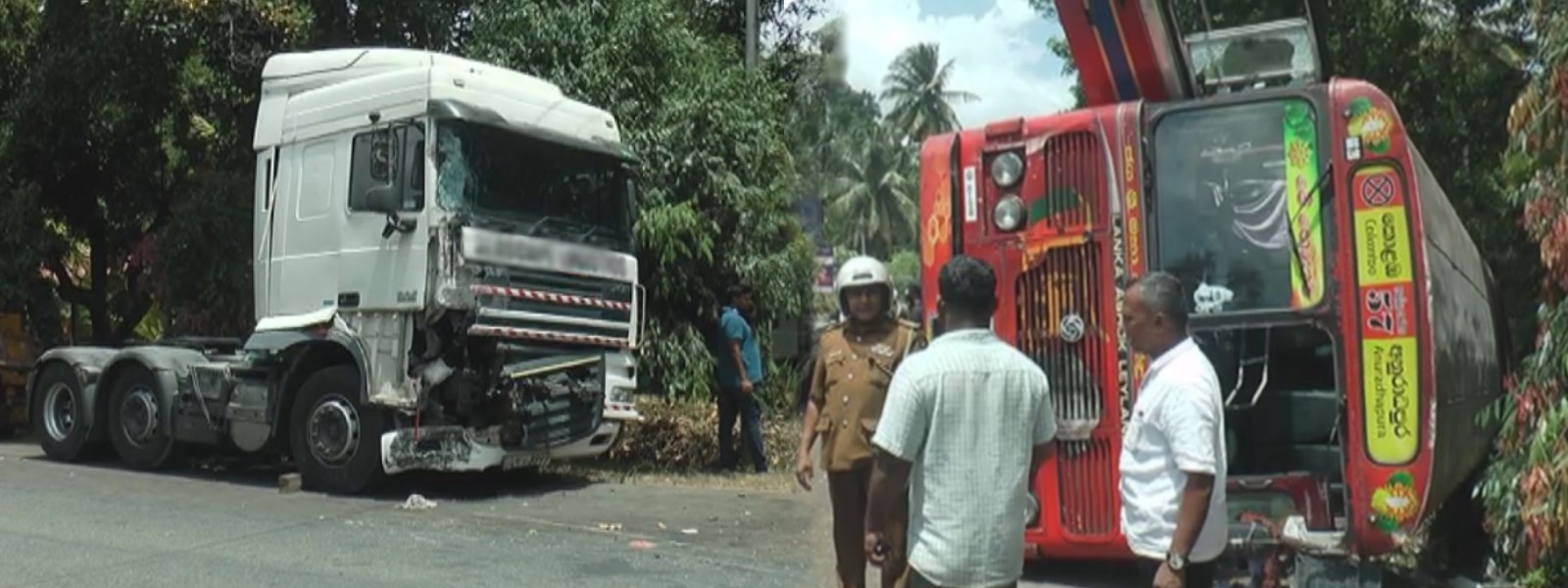 වරකාපොළ බස් අනතුරකින් කාන්තාවක් මරුට..